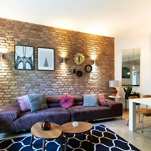 https://spacious-3br-apartment-with-ac-in-living-room-2-balconies.krakowhotelspoland.com